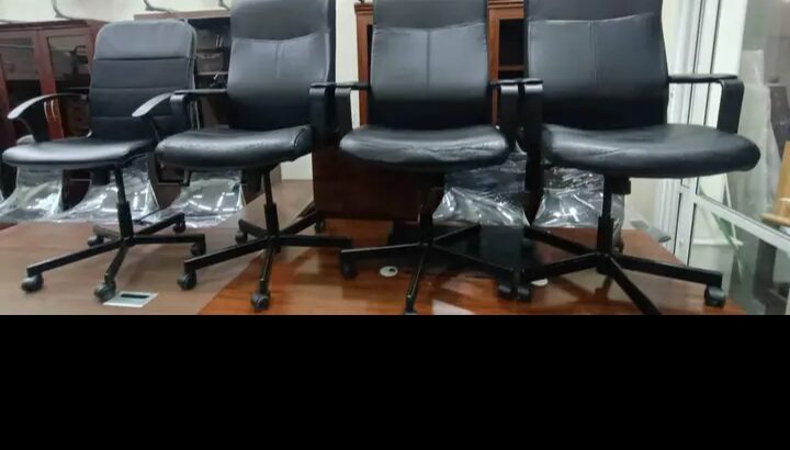 أثاث مكتبي مستعمل للبيع حالة جيده البيع بقطر