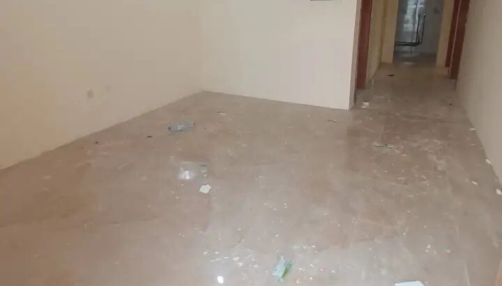 شقة نظامية للايجار في عين خالد بنت هاوس مع السطح .