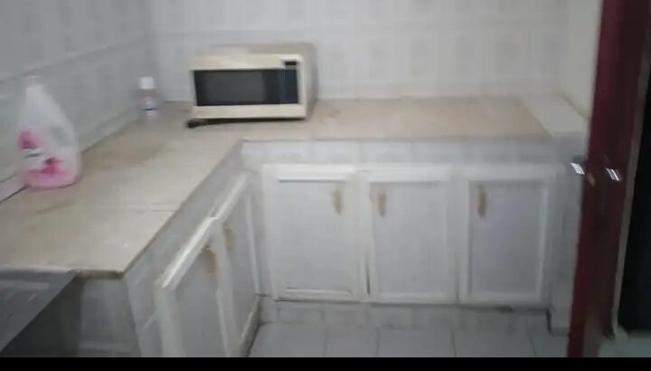 استوديو للإيجار بعين خالد غرفه ومطبخ وحمام ممتازة.