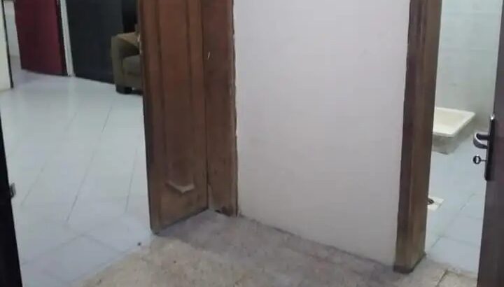 استوديو للإيجار بعين خالد غرفه ومطبخ وحمام ممتازة.