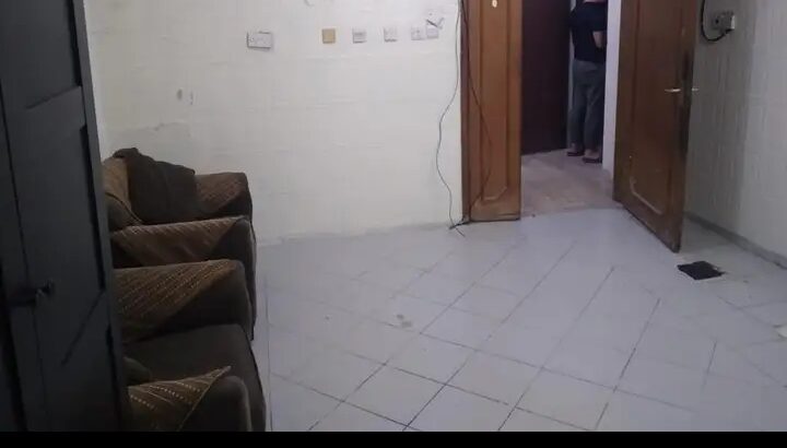 استوديو للإيجار بعين خالد غرفه ومطبخ وحمام ممتازة.
