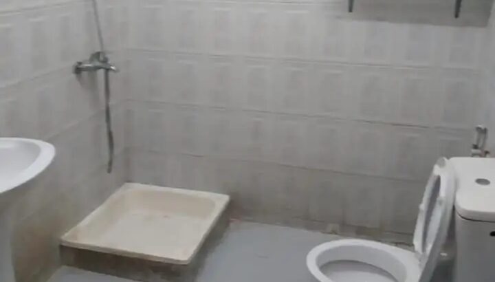 استوديو للإيجار بعين خالد غرفه ومطبخ وحمام ممتازة.