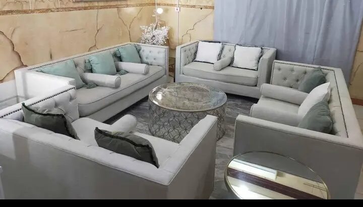 طقم كنب للبيع فاخر بحالة ممتازة بقطر متاح الآن فور