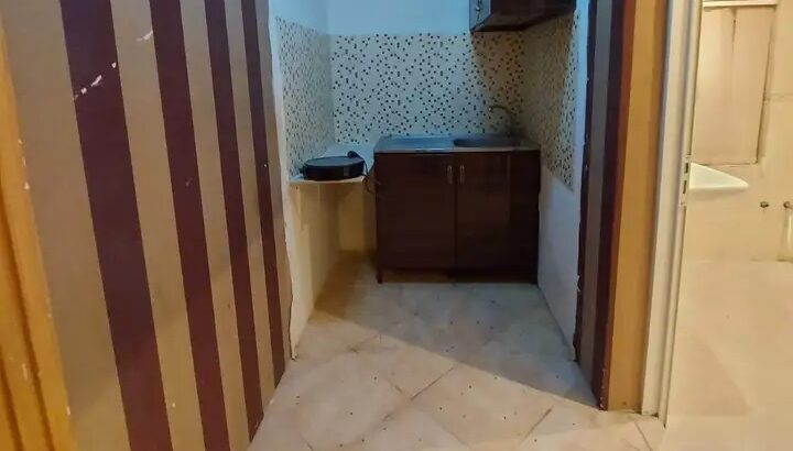 شقة للإيجار في الخريطيات غرفة كبيره وصالة كبيره ..