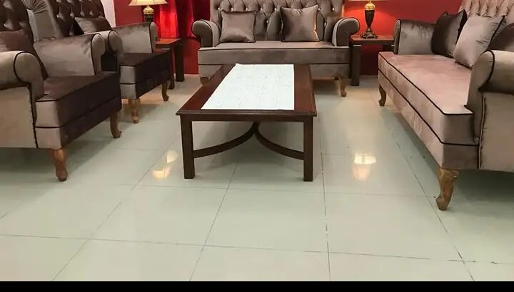 شقة للايجار مفروش غرفه وحمام ومطبخ في معيذر جيده .