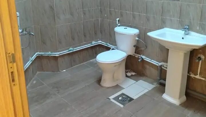 شقة للايجار شقة نظامية تانى ساكن بالخيسة القديمة .