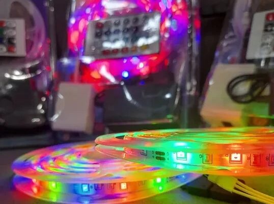 اجهزة بالجزائر “Rouleaux LED 5M RGB” هي شريط LED..