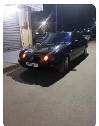 مرسيدس C 320 موديل 1999 هي سيارة سيدان فاخرةوانيقة