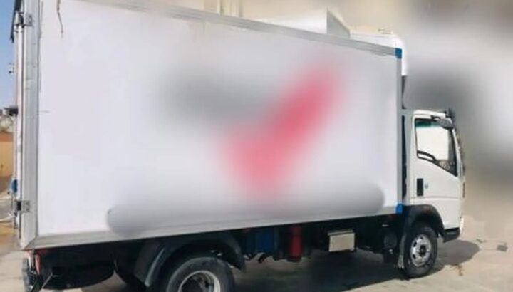 عربية (سينوتراك صيني) مجهزة بثلاجة ريفترك ممتازه .