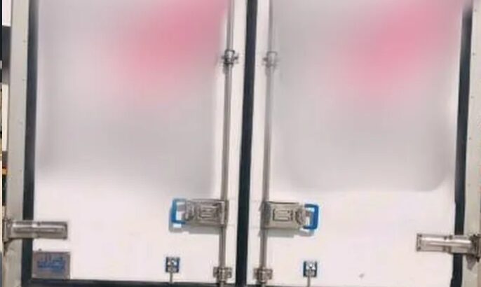 عربية (سينوتراك صيني) مجهزة بثلاجة ريفترك ممتازه .