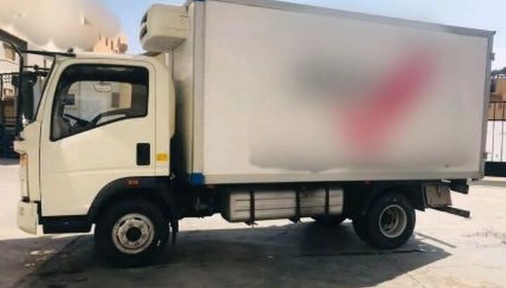 عربية (سينوتراك صيني) مجهزة بثلاجة ريفترك ممتازه .