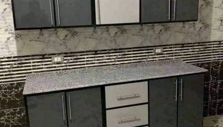 مطبخ 2 متر للبيع ومعاه رخامه ممتاز