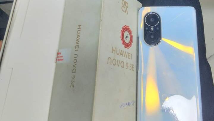 تلفون هواوي للبيع معاه كل حاجه مساحه 128 رامه 8