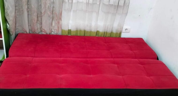 غرفة نوم وكنبة سرير وسفره للبيع بحالة ممتازة