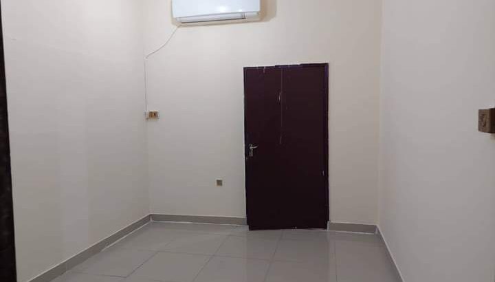 غرفة وصـالـة مع مطبخ وحمام شامل مع مكيفات