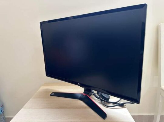 شاشه LG Monitor 27 للبيع الفورى