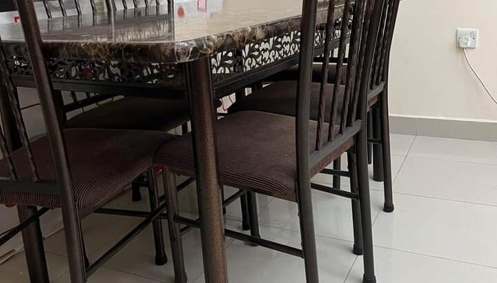 سفرة للبيع تتكون من طاولة و6 كراسي