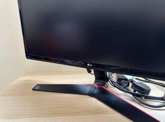 شاشه LG Monitor 27 للبيع الفورى