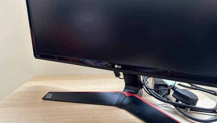 شاشه LG Monitor 27 للبيع الفورى