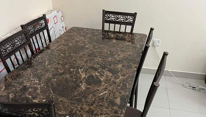 سفرة للبيع تتكون من طاولة و6 كراسي