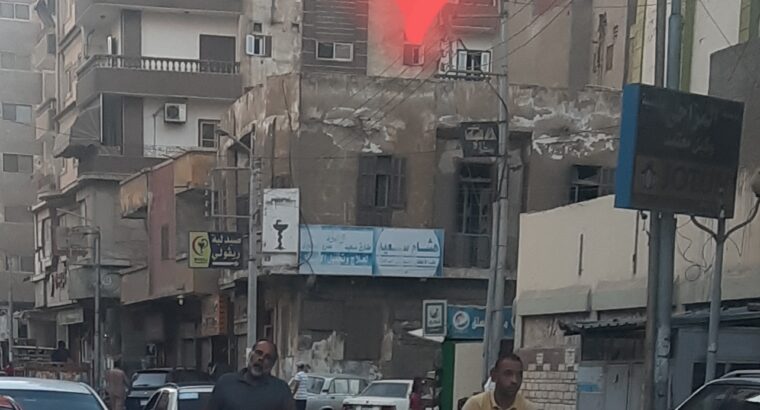ميدان مشعل بالمنصورة . بيت قديم خالى طالعلة قرار إخلاءوهدم