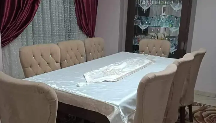 غرفه سفره للبيع عموله 8 كراسي وتربيزا ونيش