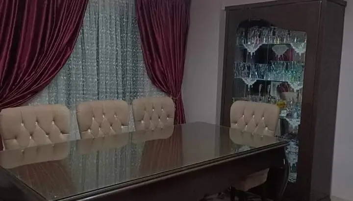 غرفه سفره للبيع عموله 8 كراسي وتربيزا ونيش