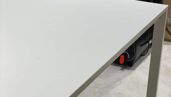 طاولة طعام بيضاء من ايكيا