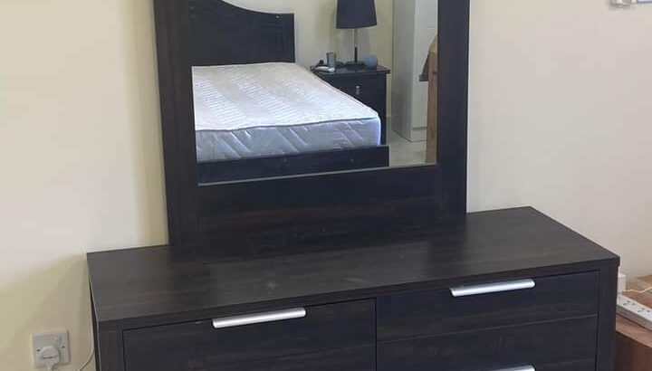 سرير بدون مرتبة مع 2 كمودينو وتسريحة للبيع