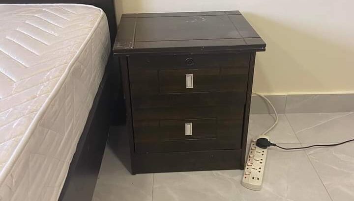 سرير بدون مرتبة مع 2 كمودينو وتسريحة للبيع