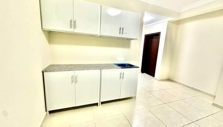 شقة غرفة و صالة للايجار ذات مساحات واسعة