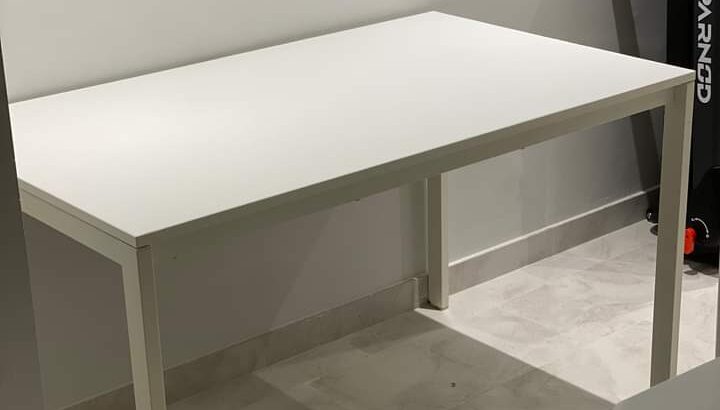 طاولة طعام بيضاء من ايكيا