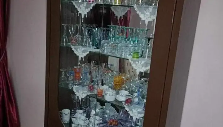 غرفه سفره للبيع عموله 8 كراسي وتربيزا ونيش