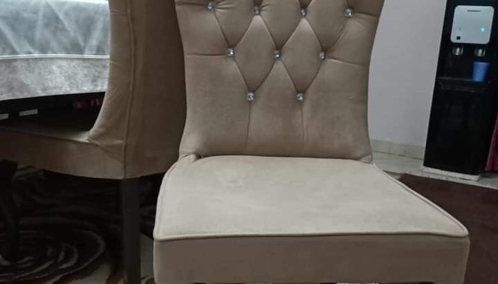 غرفه سفره للبيع عموله 8 كراسي وتربيزا ونيش