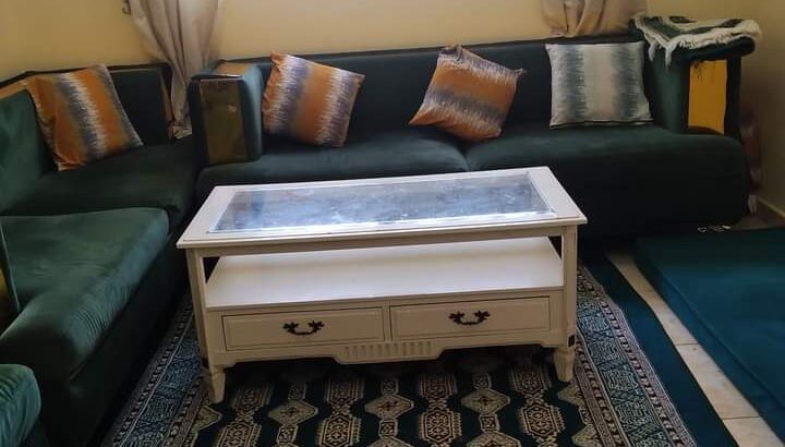 طقم كنب للبيع مع السجادة والطاولات
