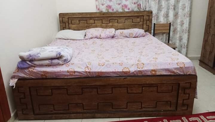 للبيع غرفة نوم وانتريه بحالة ممتازة