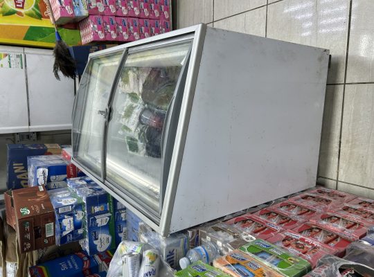 فريزر للبيع بحاله ممتازه للعرض او التخزين