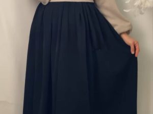 طقم اسكيرت قطعتين 2لون فيونكات حاجه كدة وهم