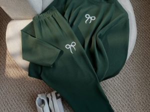 سوت قطعتين مطبوع عمليه جداً 🖤تقدرى تستخدمى ك