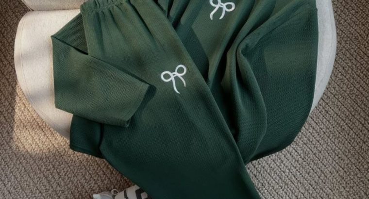 سوت قطعتين مطبوع عمليه جداً 🖤تقدرى تستخدمى ك